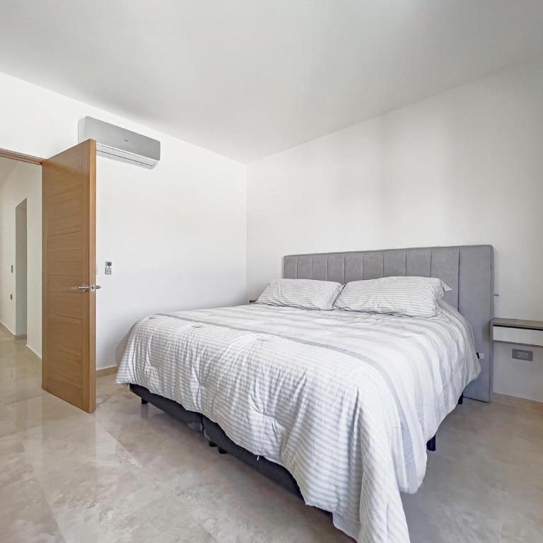 Casa Delfines, 2Br home in quiet neighborhood 10 min from downtown - Two-Bedroom Apartment - 18