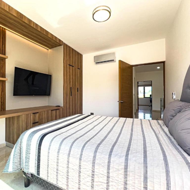 Casa Delfines, 2Br home in quiet neighborhood 10 min from downtown - Two-Bedroom Apartment - 11