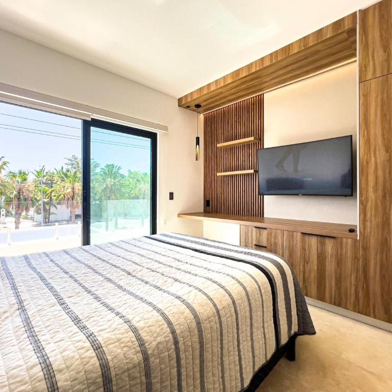 Casa Delfines, 2Br home in quiet neighborhood 10 min from downtown - Two-Bedroom Apartment - 4
