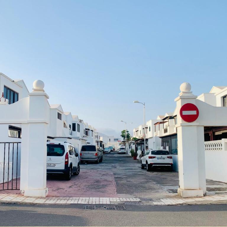 Habitaciones privadas cerca de la playa y aeropuerto en casa compartida con otros huéspedes - Suite con cama grande y balcón - 14