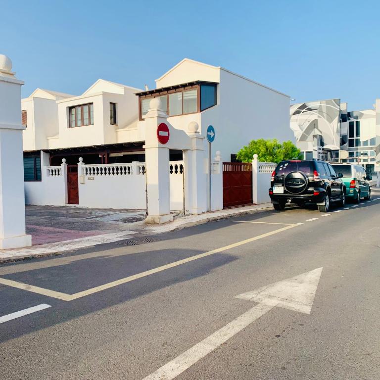 Habitaciones privadas cerca de la playa y aeropuerto en casa compartida con otros huéspedes - Suite con cama grande y balcón - 15
