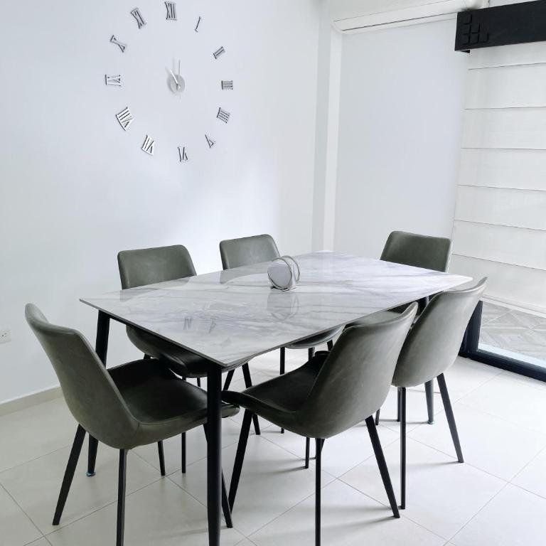 Casa con piscina, zona BBQ y seguridad privada - Villa - 4