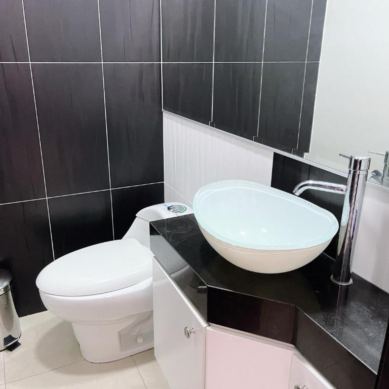 Casa con piscina, zona BBQ y seguridad privada - Villa - 21