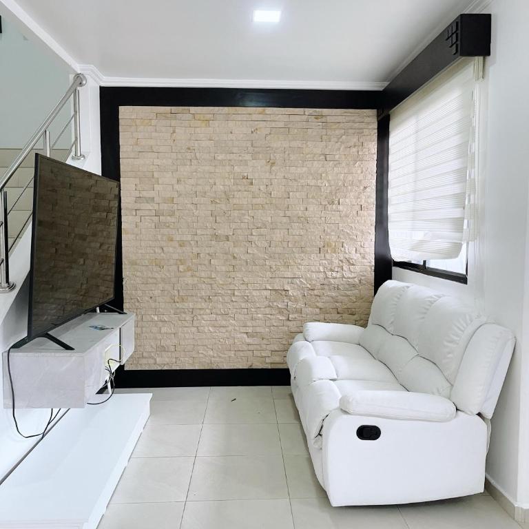 Casa con piscina, zona BBQ y seguridad privada - Villa - 25