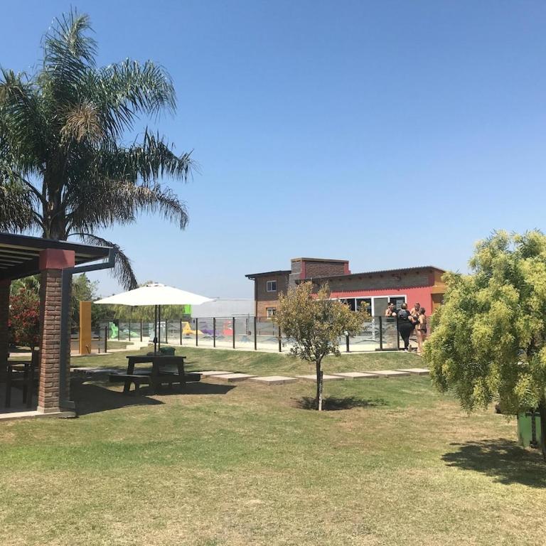 Departamento familiar con pileta y cochera en Miramar - One-Bedroom Apartment with Garden - 5