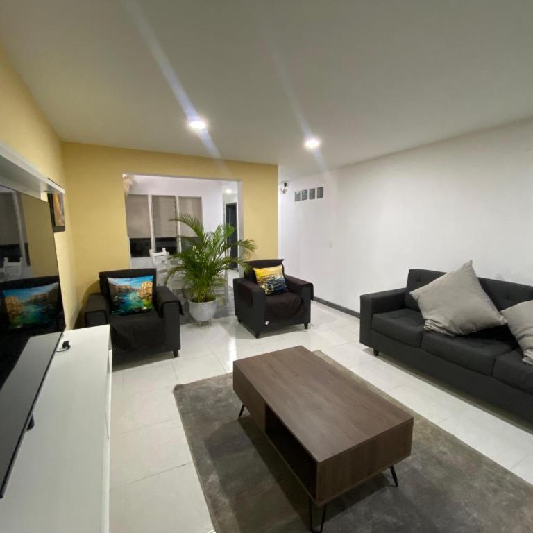 La Casa Amarilla - Three-Bedroom Home - 1