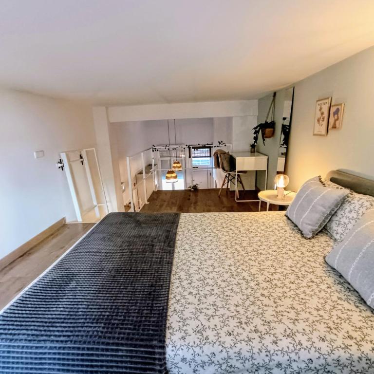Tourist loft, 6 metro stops to center, AC & 2BR & WiFi - Two-Bedroom Apartment - 27