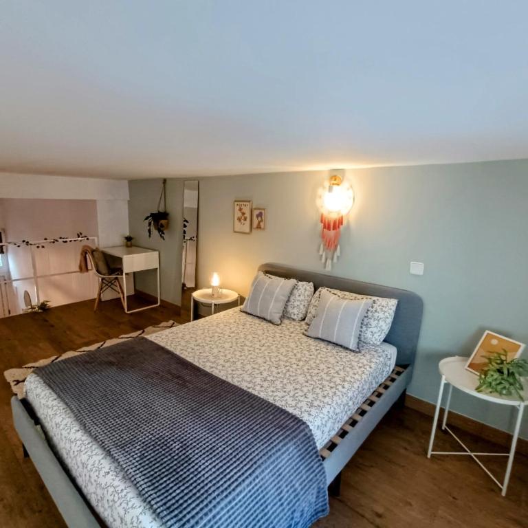 Tourist loft, 6 metro stops to center, AC & 2BR & WiFi - Two-Bedroom Apartment - 7