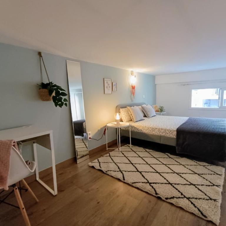 Tourist loft, 6 metro stops to center, AC & 2BR & WiFi - Two-Bedroom Apartment - 28