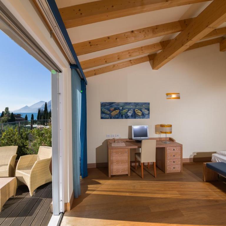 Hotel Maximilian - Zimmer mit Kingsize-Bett und Seeblick - 2