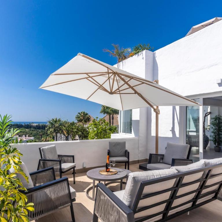 Atico Dúplex en Estepona con Vistas al Mar y Montaña a 10 min de la Playa - Apartamento de 3 dormitorios - 30