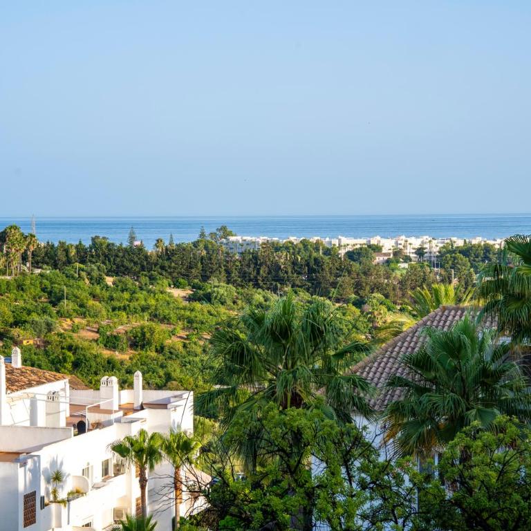 Atico Dúplex en Estepona con Vistas al Mar y Montaña a 10 min de la Playa - Apartamento de 3 dormitorios - 68