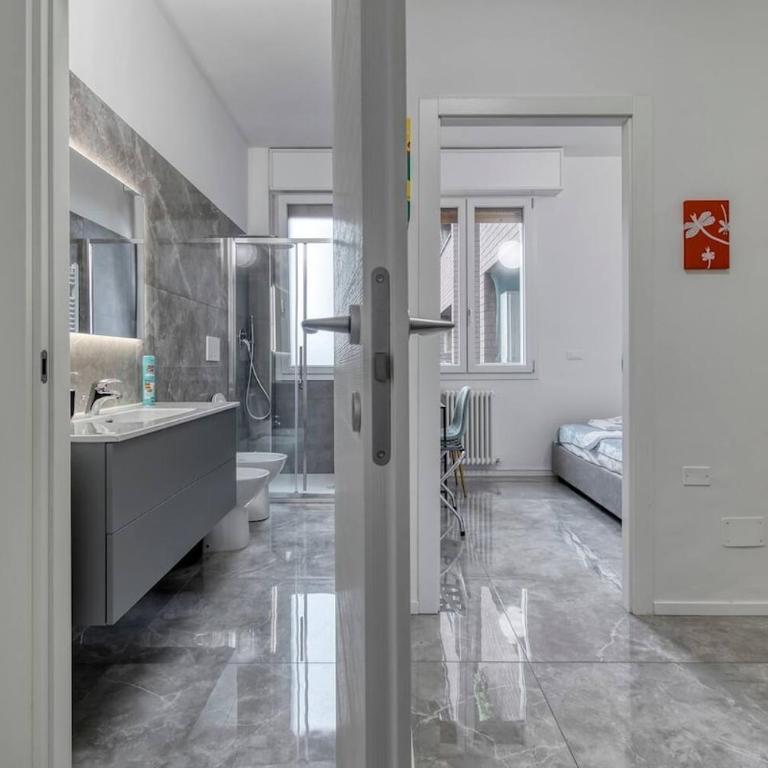 FREE Parking Large Apartment x11 with 4 bathrooms - Apartment - 45