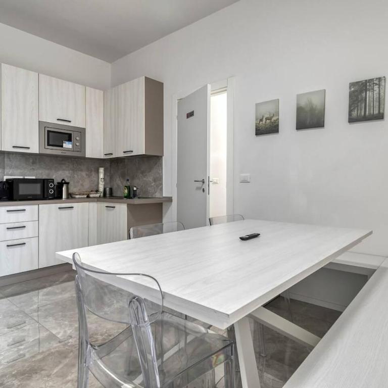 FREE Parking Large Apartment x11 with 4 bathrooms - Apartment - 40