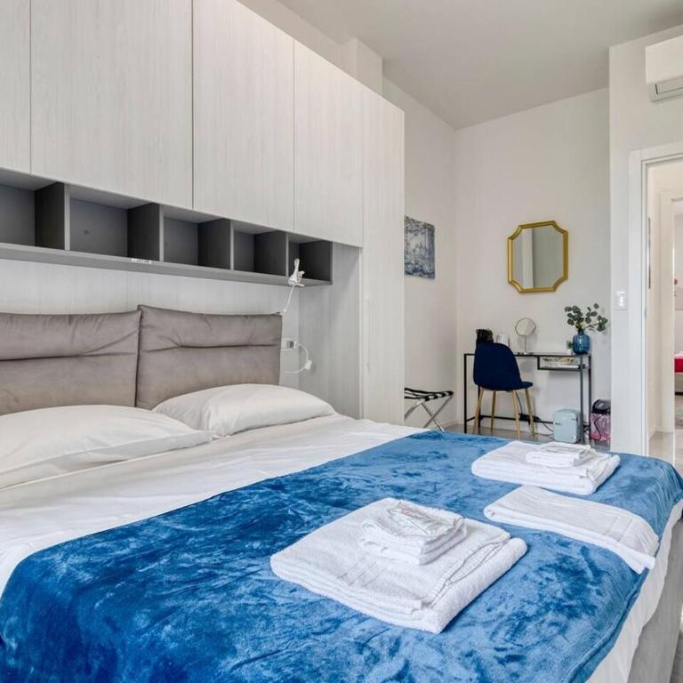 FREE Parking Large Apartment x11 with 4 bathrooms - Apartment - 12