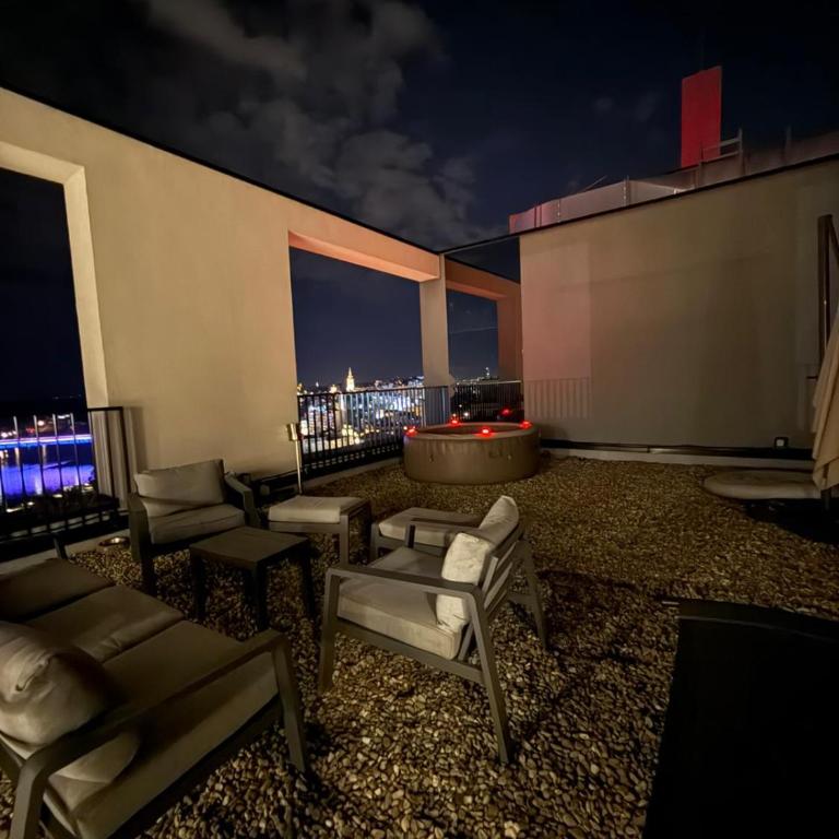 Penthouse with River View BW - Three-Bedroom Apartment with Water View - 6
