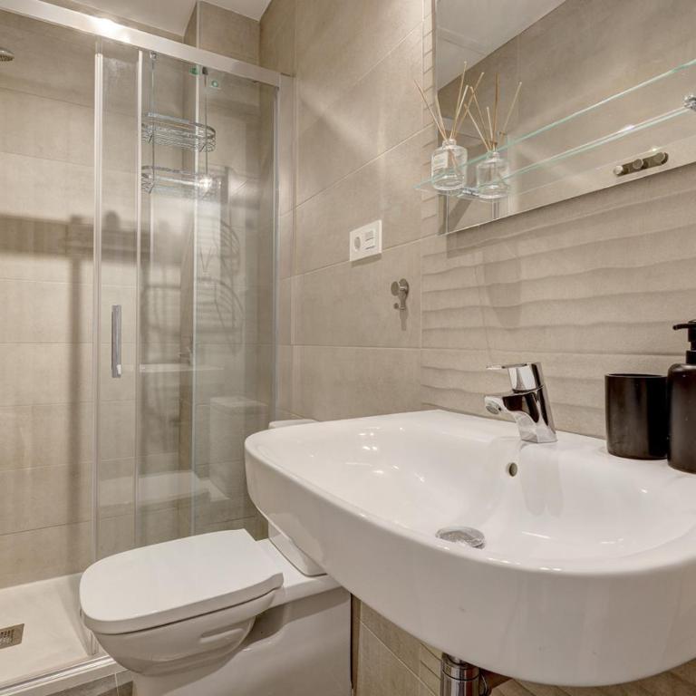 012 New Relaxed 2 Bed Fuengirola City Beach Retreat - Apartamento de 2 dormitorios con balcón - 11