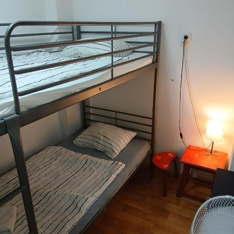 Smart hostel - Niskobudžetna Dvokrevetna Soba sa Bračnim Krevetom - 1