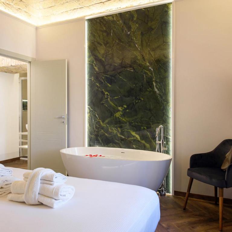 Antinous Suites - Camera Matrimoniale Deluxe con Vasca - 2