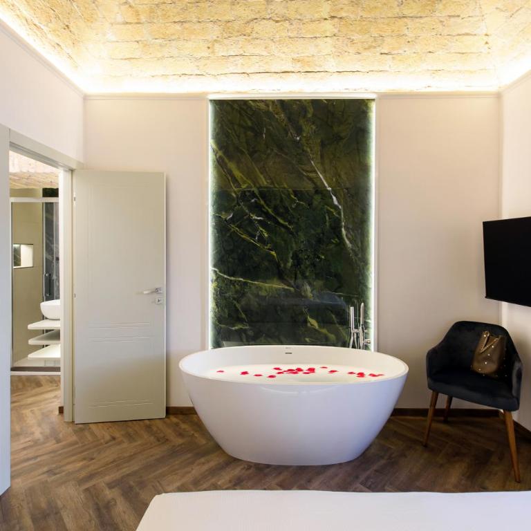 Antinous Suites - Camera Matrimoniale Deluxe con Vasca - 7