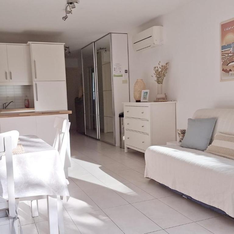 Les Soleillades - T2 cosy pour 4 pers - Piscine, parking privé, à 100m de la plage - LaConciergerieByNina - Appartement 1 Chambre - 4