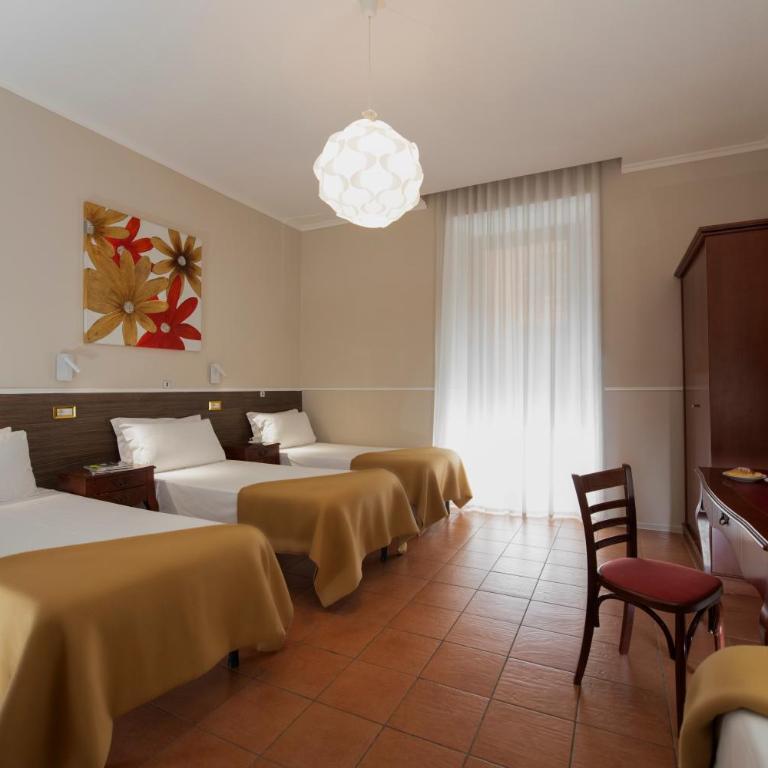 Budget Rooms Des Arts - Camera Quadrupla con Bagno in Comune - 2