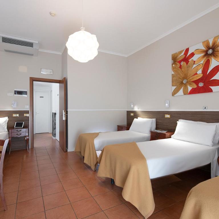 Budget Rooms Des Arts - Camera Quadrupla con Bagno in Comune - 10