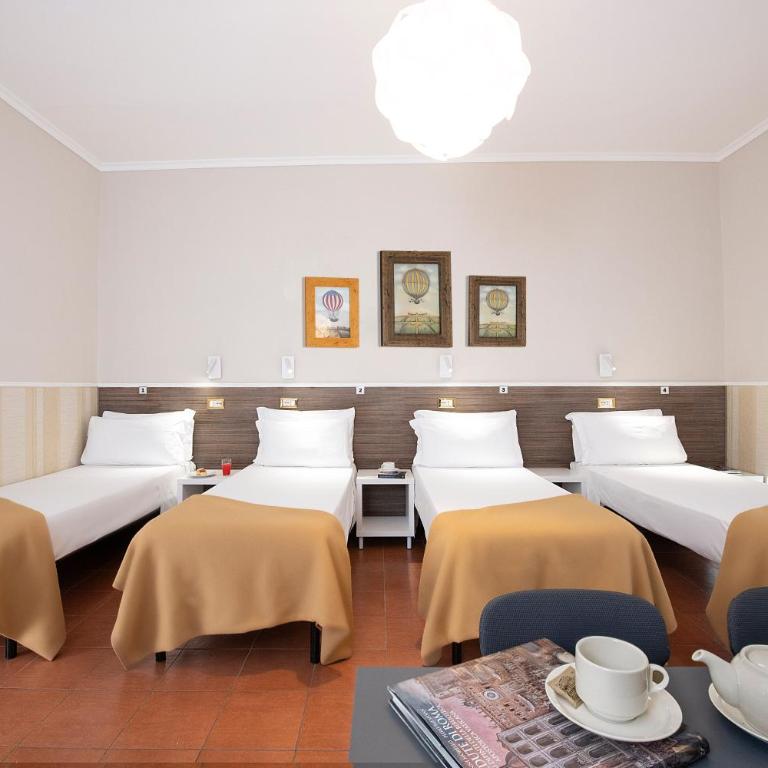 Budget Rooms Des Arts - Camera Quadrupla con Bagno in Comune - 1