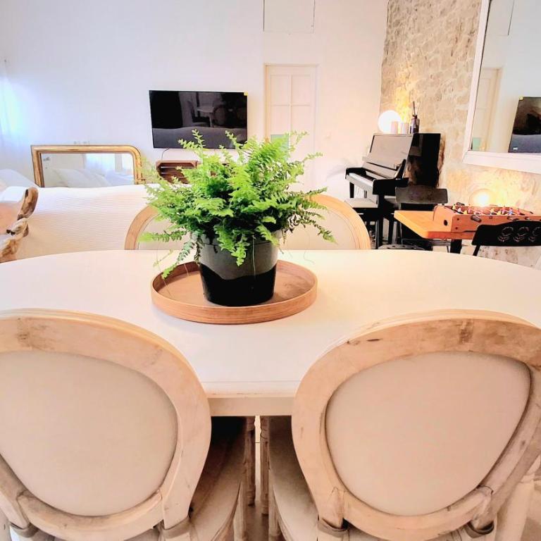 Bel appartement 2 chambres au calme centre Arenes - Two-Bedroom Apartment - 5