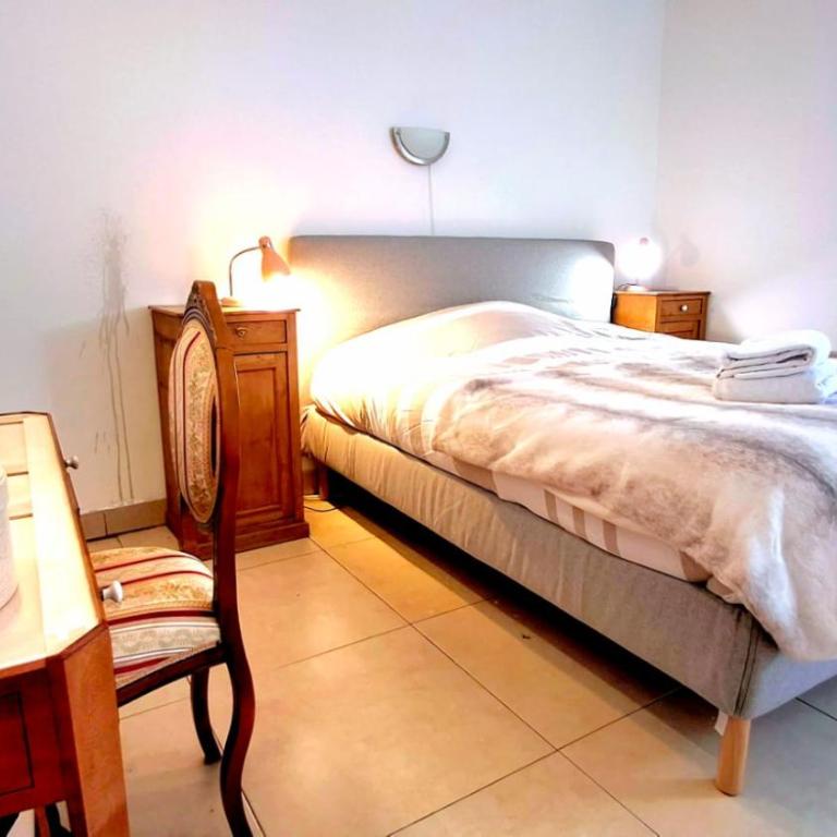 Bel appartement 2 chambres au calme centre Arenes - Two-Bedroom Apartment - 14
