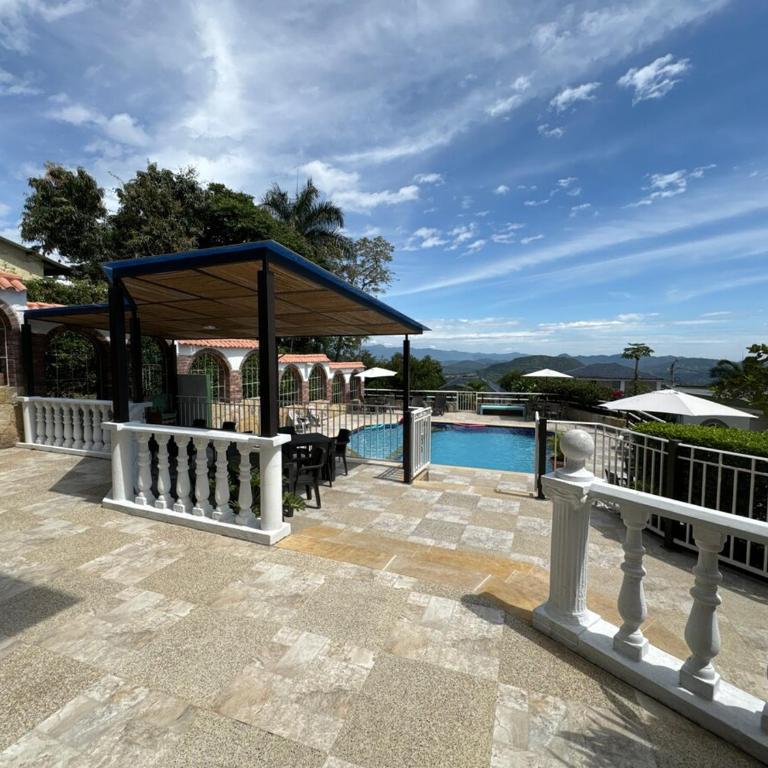 Hermosa casa en Anapoima, Excelente ubicación - Casa de 6 dormitorios - 4
