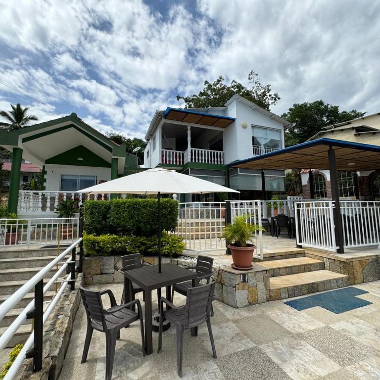 Hermosa casa en Anapoima, Excelente ubicación - Casa de 6 dormitorios - 2