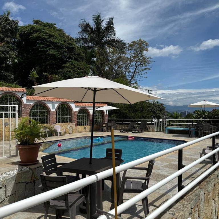 Hermosa casa en Anapoima, Excelente ubicación - Casa de 6 dormitorios - 3