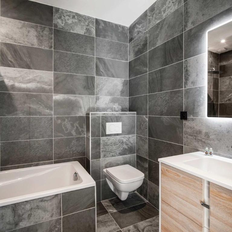 Luxury Penthouse - Panoramic Views, Walkway Balcony, Private Floor - Penthouse-Apartment - 11