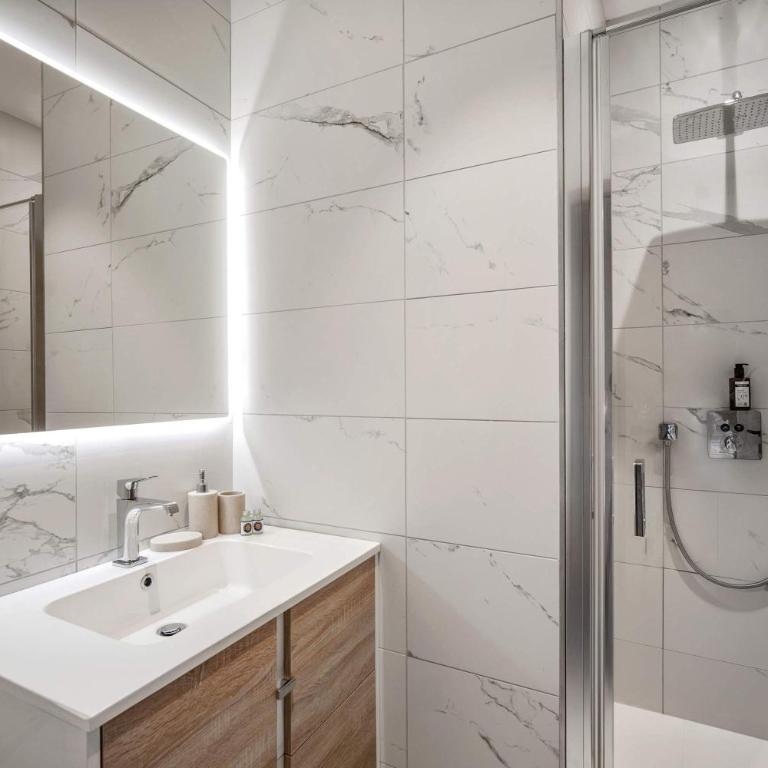 Luxury Penthouse - Panoramic Views, Walkway Balcony, Private Floor - Penthouse-Apartment - 33