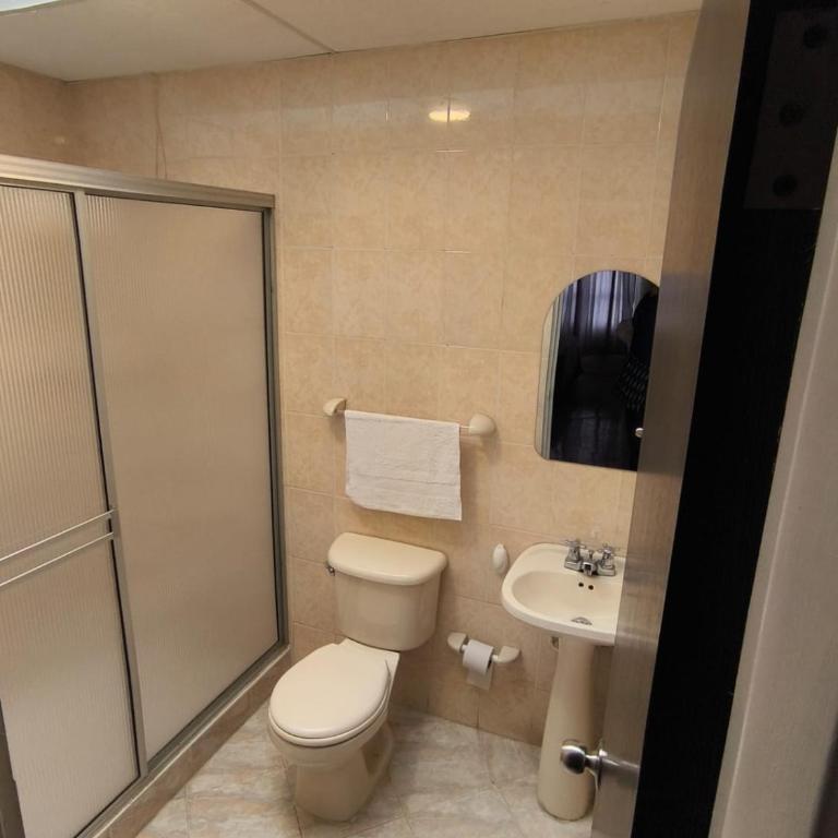 Habitaciones en Armenia, Quindio- fundadores - Habitación Familiar con balcón - 2