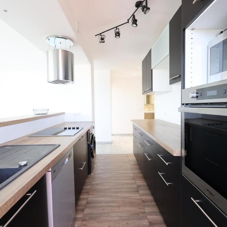 Comfortable stay near the beach and the center - Apartment - 12