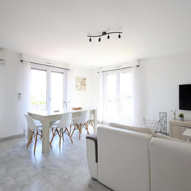Comfortable stay near the beach and the center - Apartment - 3