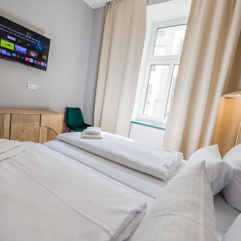 Flatista Homes - Luise - Three-Bedroom Deluxe Apartment - 8