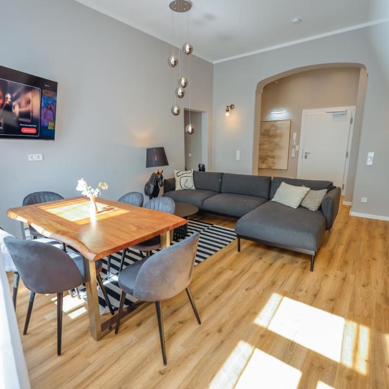 Flatista Homes - Luise - Three-Bedroom Deluxe Apartment - 11
