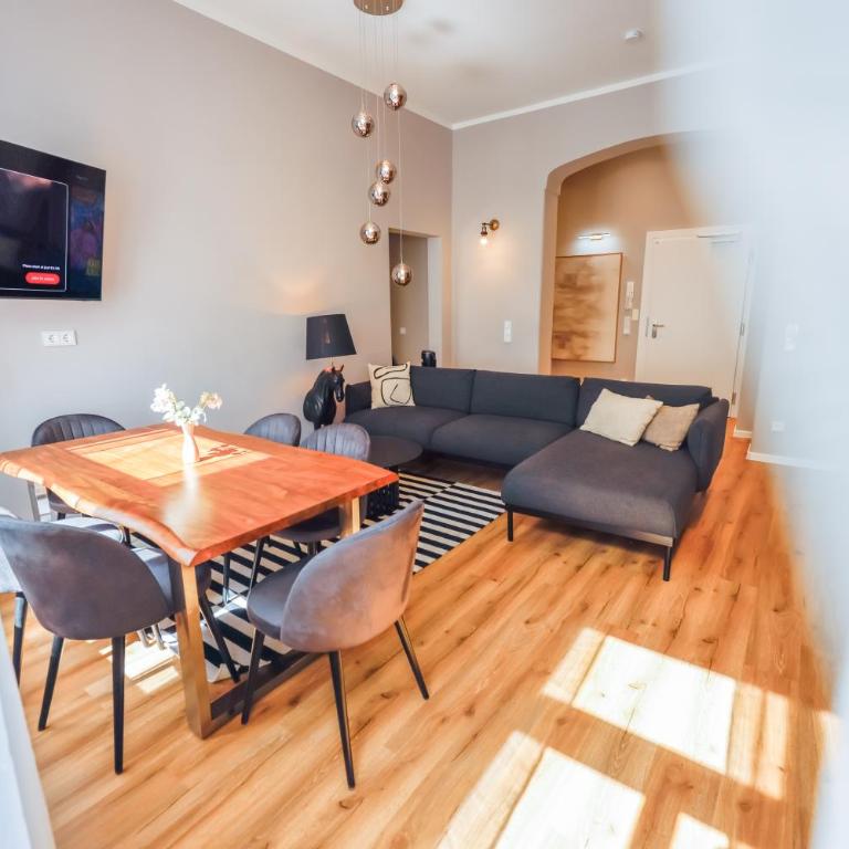 Flatista Homes - Luise - Three-Bedroom Deluxe Apartment - 10
