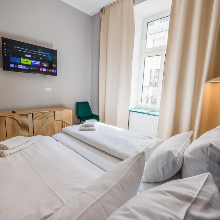 Flatista Homes - Luise - Three-Bedroom Deluxe Apartment - 14