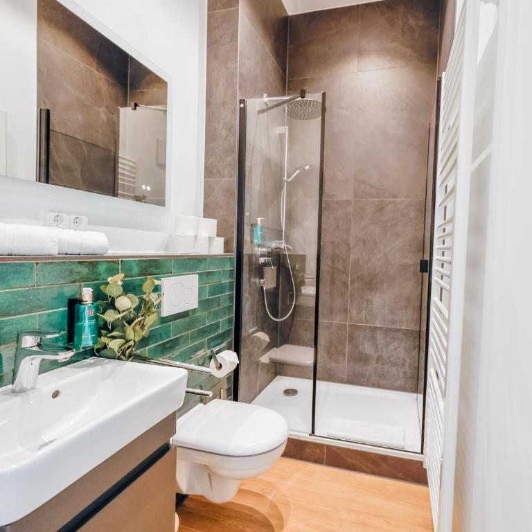 Flatista Homes - Luise - Three-Bedroom Deluxe Apartment - 19