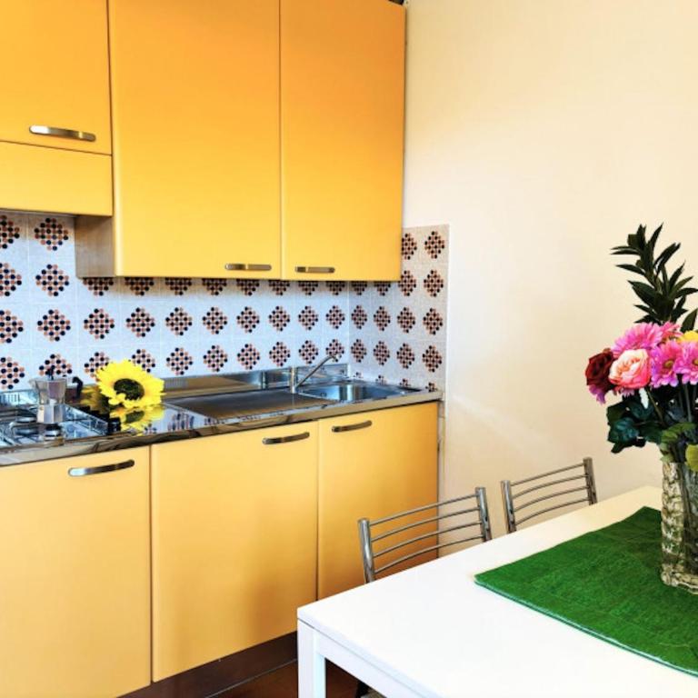 Colorful apartment with balcony-Beahost - Appartamento - 2