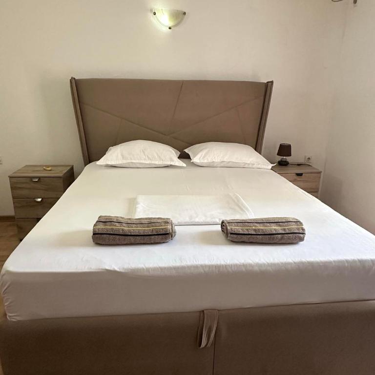 Rooms Ajllin - Dvokrevetna Soba s Pomoćnim Ležajem - 3