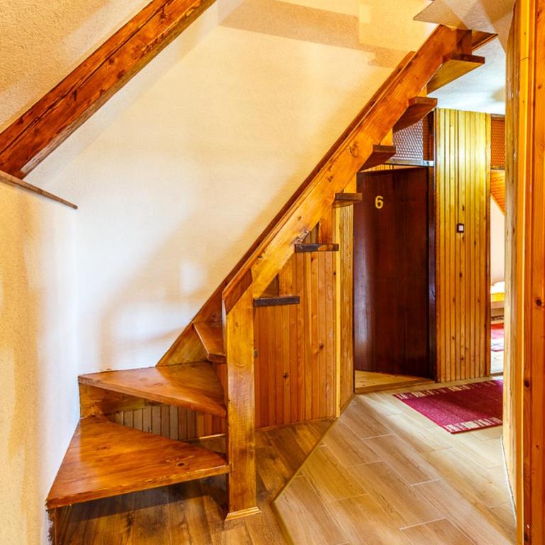 Hostel Highlander - Double Room with Shared Bathroom - 2