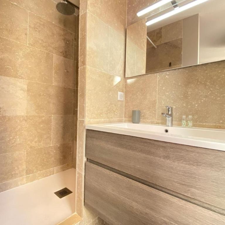 Stylish 2 Bed Apartment 1 Min to Palais & Beach - Apartment - 13