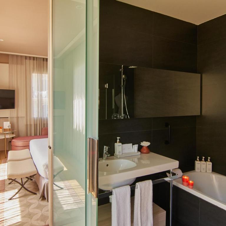 Grand Hotel Central, Small Luxury Hotels - Deluxe Corner Room - 4