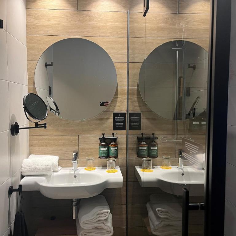 voco Bilbao - City by IHG - Cozy Queen Room - 4
