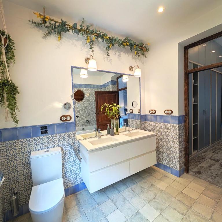 Portrait Boutique Guesthouse - King Room with Balcony - 19